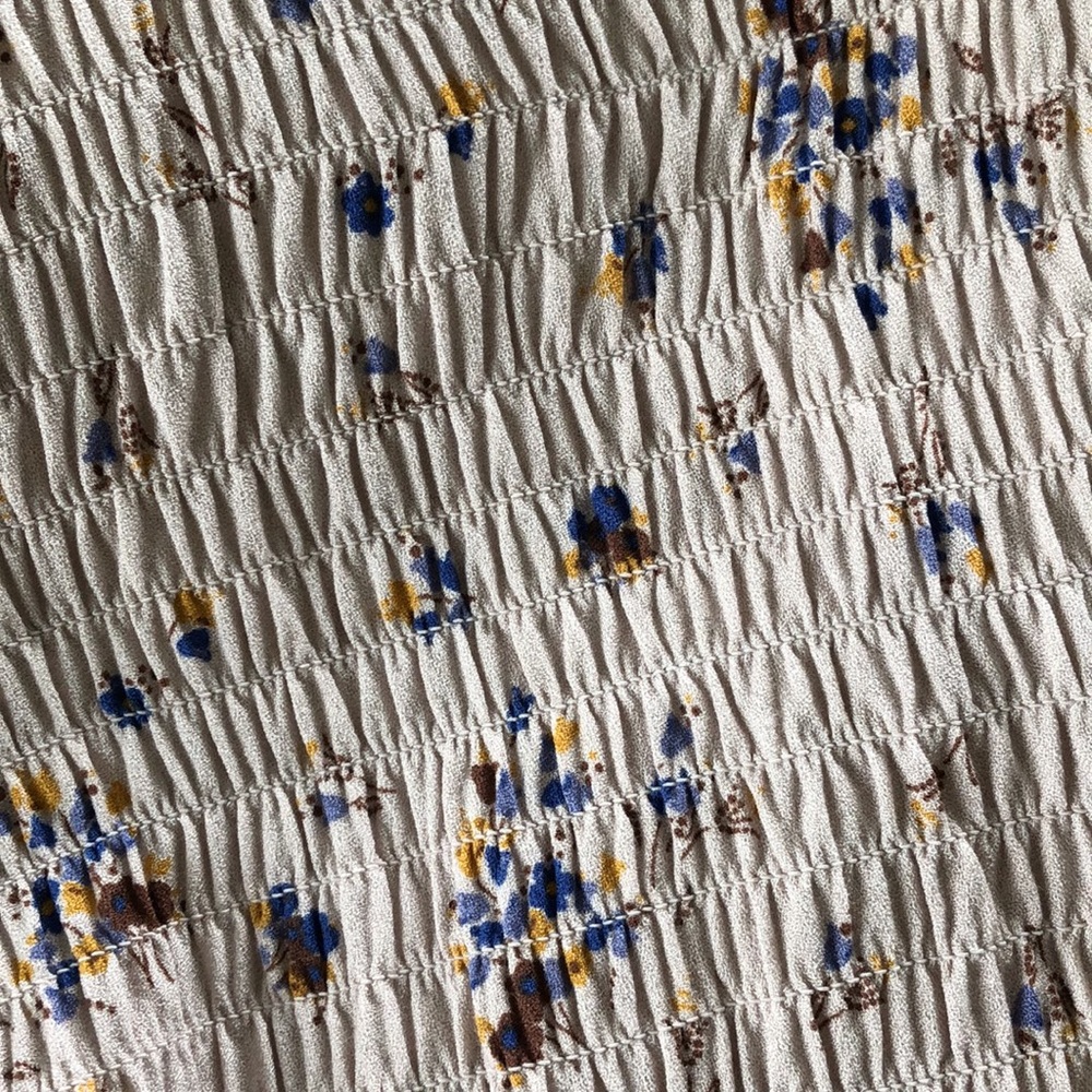 Floral Ruched Top size Small. - Picture 4 of 5
